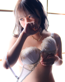 船橋デリヘル 風俗｜人妻デリバリーヘルス『秘密倶楽部 凛 船橋店』モデルいずみの写真